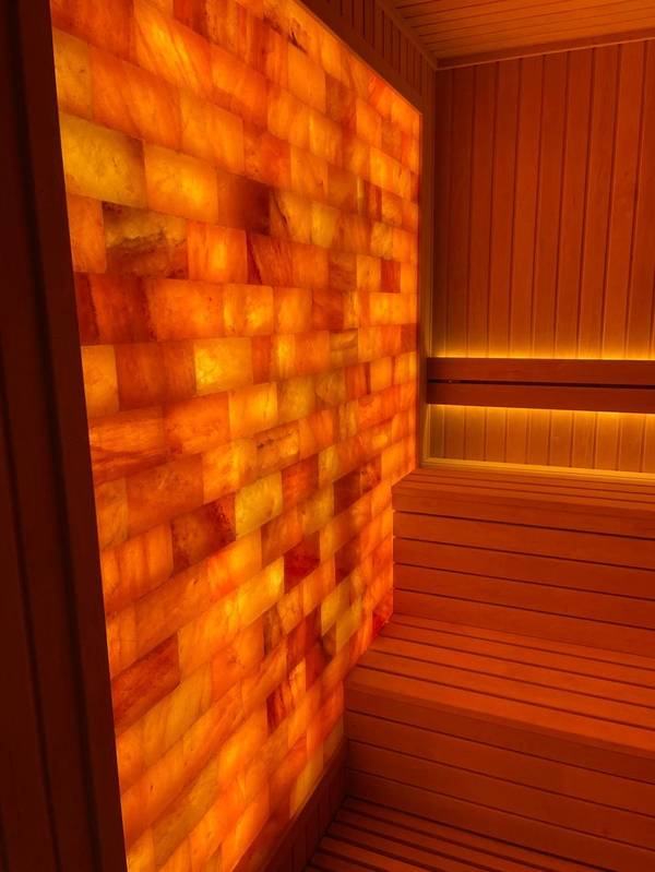 SaunaXperts Home 7 Himalayan salt wall detail inside a custom SaunaXperts sauna interior