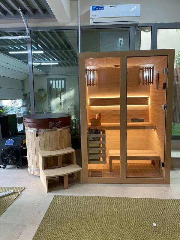 SaunaXperts Home 3 Indoor sauna paired with a wooden barrel cold plunge, SaunaXperts facility
